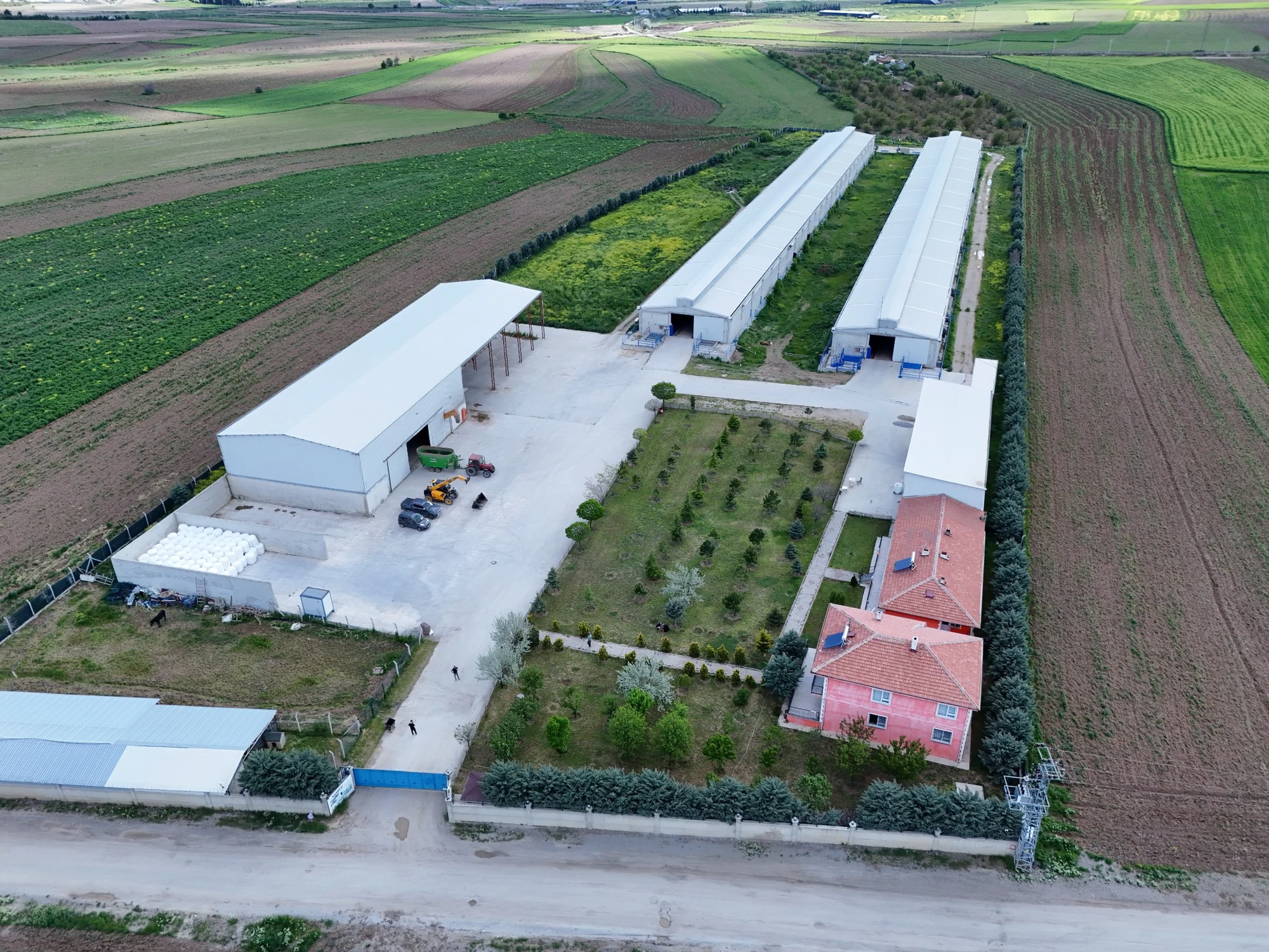 HASBESİ tesisinin tarlalar arasındaki havadan görünümü
